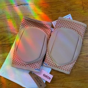 Queen grippy knee pads size small